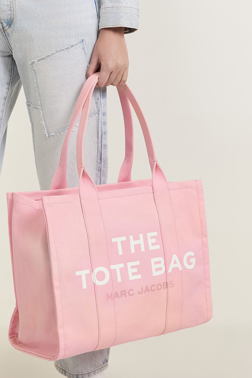 תמונת כל הלוק של תיק טוט לארג' MARC JACOBS